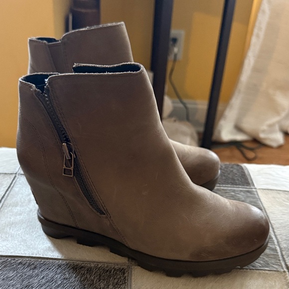 Sorel women’s hidden wedge Ankle Boots - Picture 2 of 5